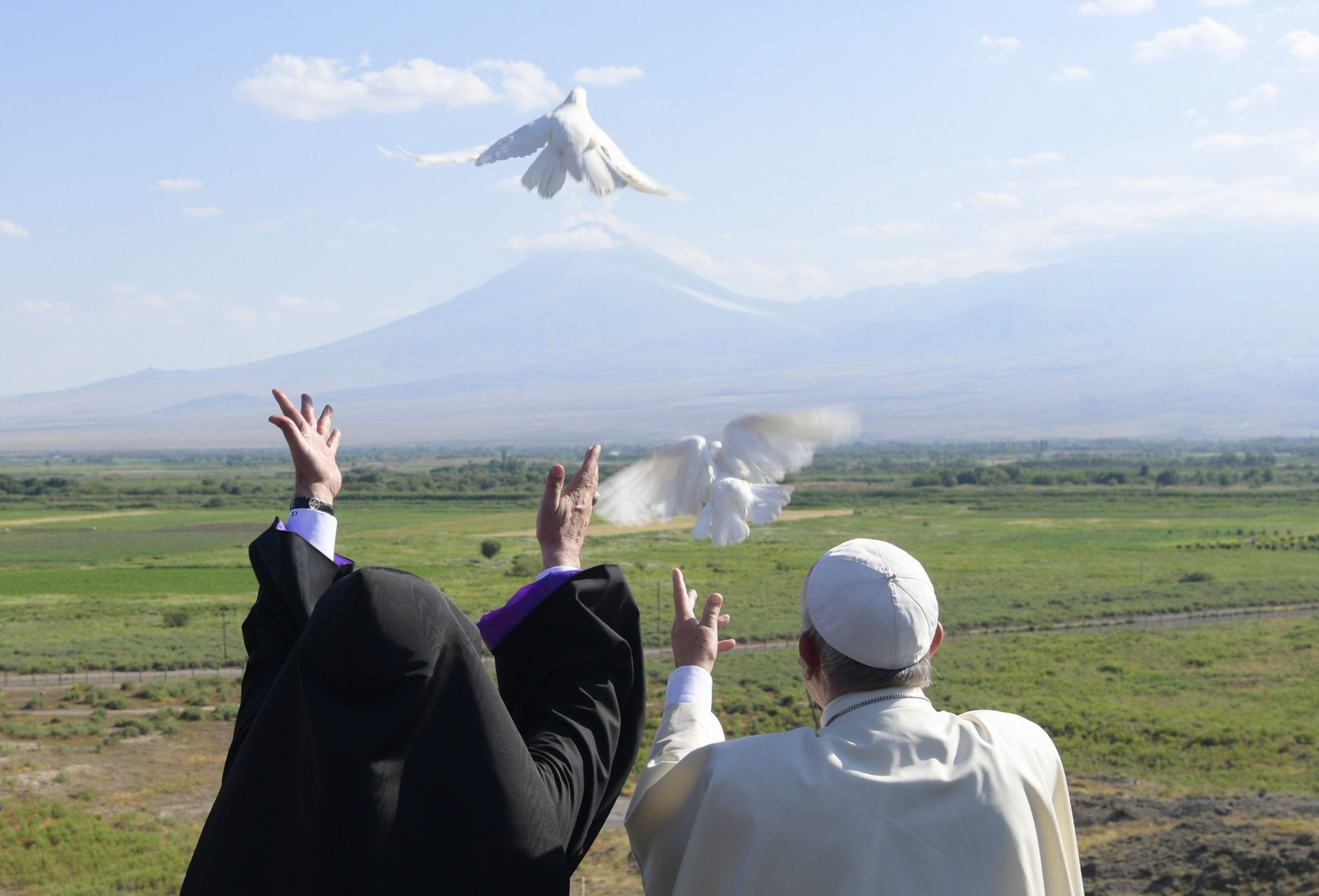 Papst Franziskus und Karekin II., armenisch-apostolischer Katholikos-Patriarch, lassen zwei Friedenstauben fliegen, beim Besuch des Klosters Khor Virap am 29. Juni 2016.